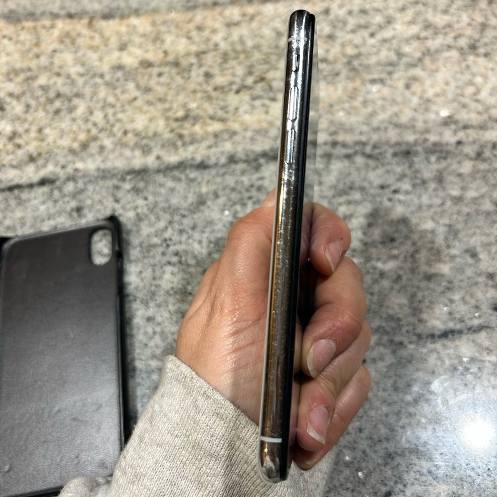 Unlocked iPhone X 256gb with case - Picture 3 of 8